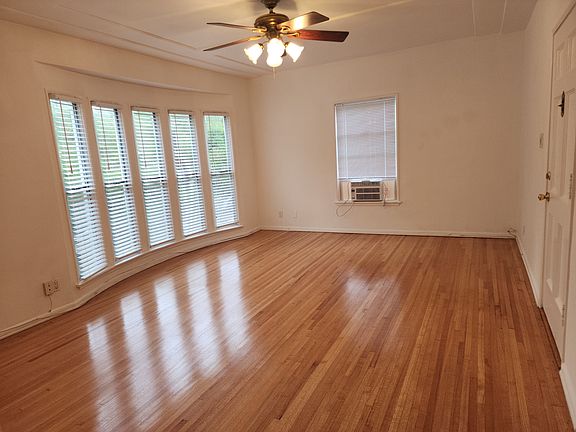 447 OAK APT H 
LIVING ROOM WITH A/C