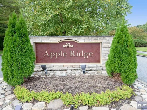 220 Bush Ln, Mahwah, NJ 07430