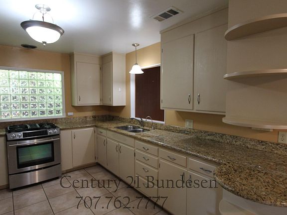 5th image of 1028 Country Club Dr