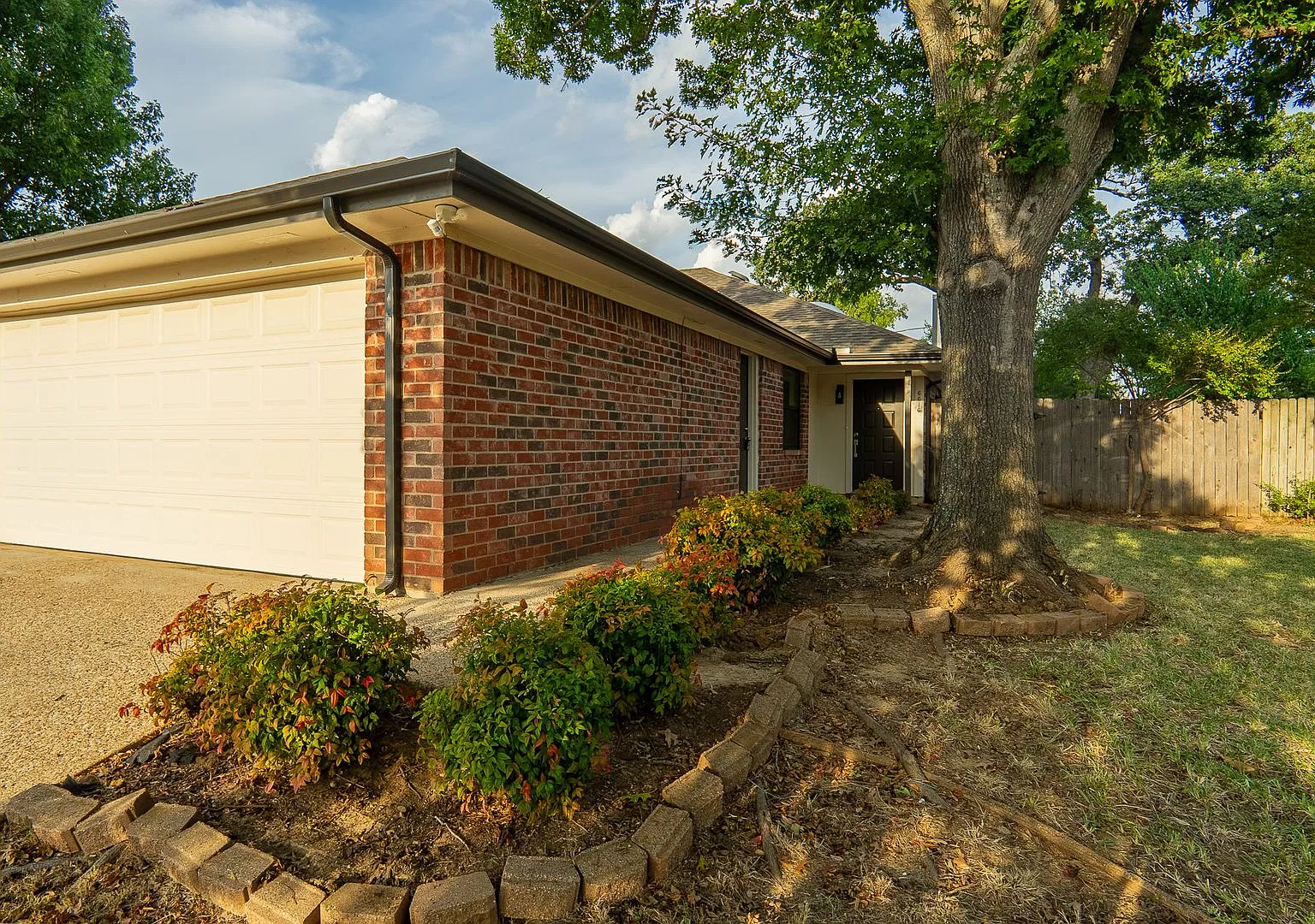 Gorgeous Two Bedroom, Two Bathroom, Two Car Garage Duplex in North Richland Hills! — Photo 1