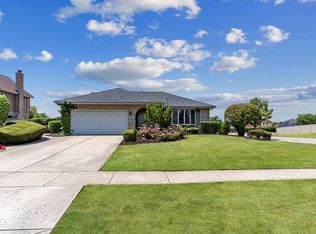 8200 Paddington Rd, Woodridge, IL 60517