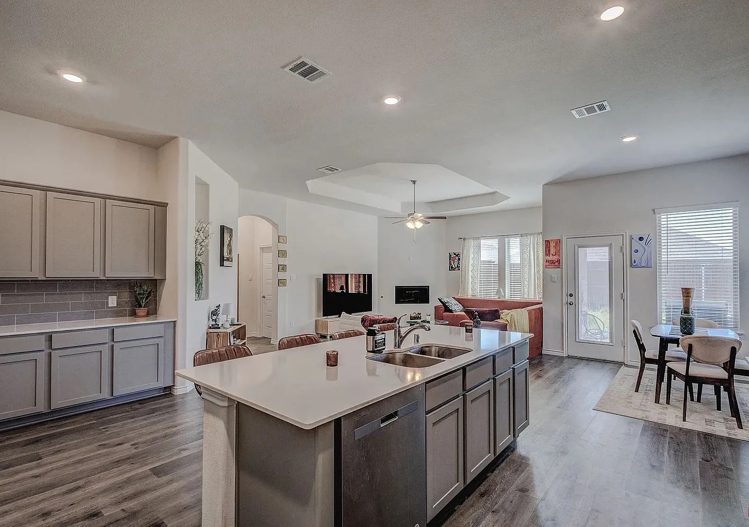 Room in 4 Bedroom Home in Garland — Photo 2