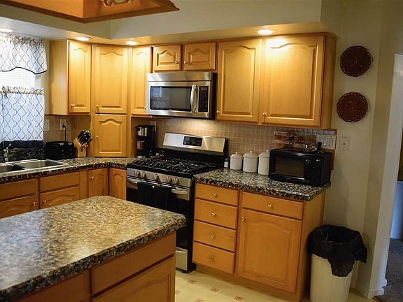 4th image of 11 Baltusrol Dr