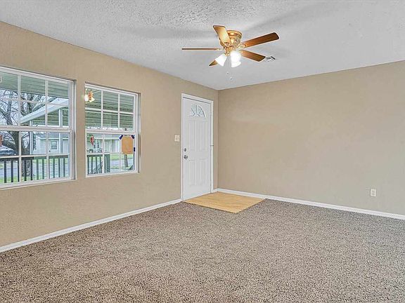 4th image of 815 NW 33rd St