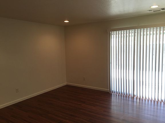 4th image of 1580 N Pleasant Ave
