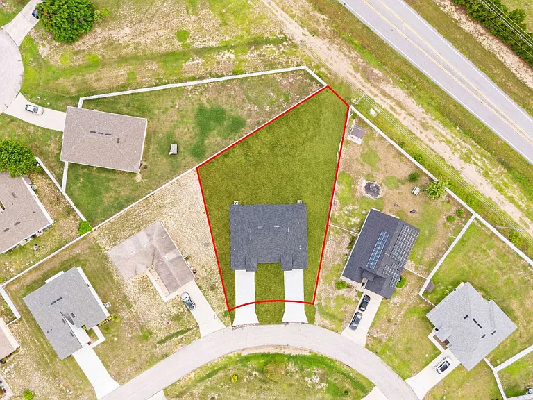 906 Fraser Dr — Photo 6