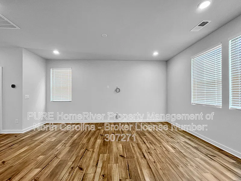 4 bed, 2.5 bath, 1889 sqft, $2,225 — Photo 4