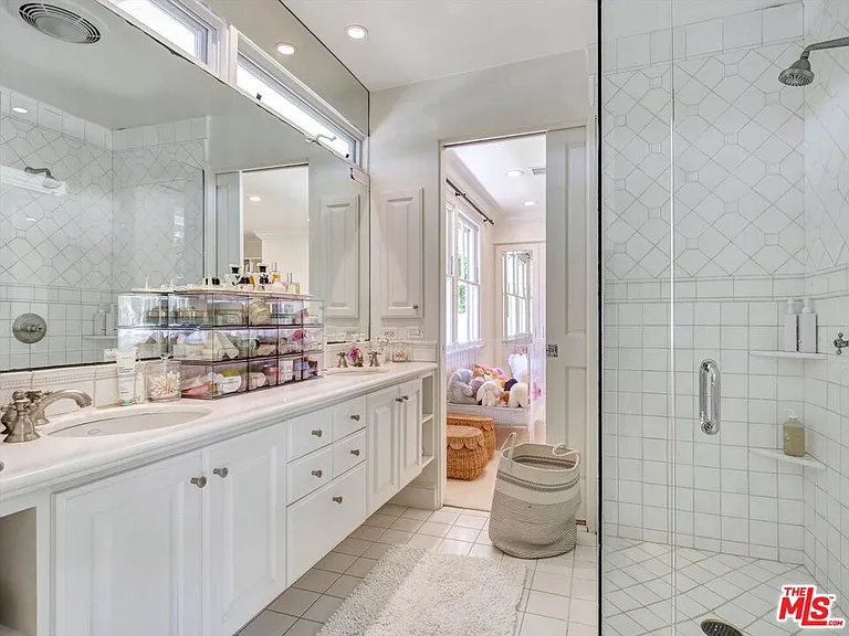 1056 Corsica Dr — Photo 25