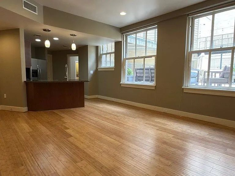 411 W 7th St #202 — Photo 5