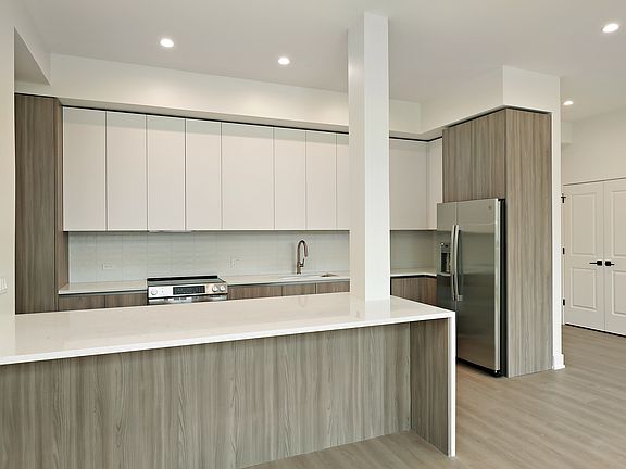 3rd image of 1887 N Milwaukee Ave #3