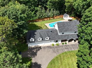 2204 Huntington Point Rd E, Wayzata, MN 55391