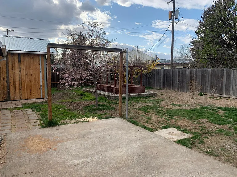 209 N Blue St — Photo 27