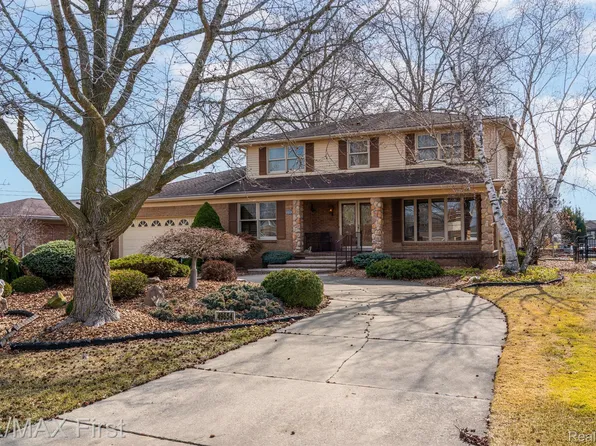 49654 Regatta Dr, New Baltimore, MI 48047