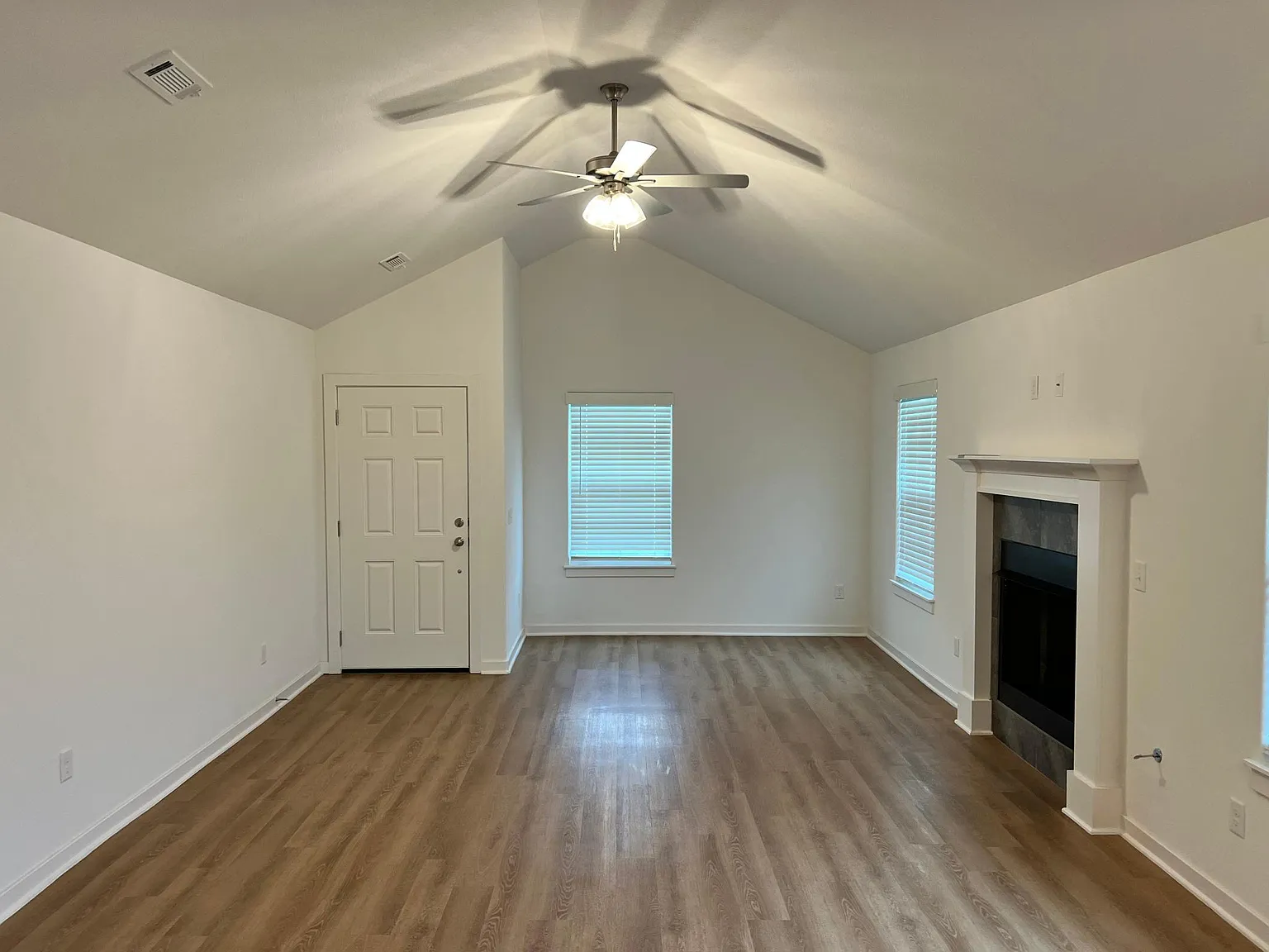3 bed, 1356 sqft, $1,595 — Photo 2