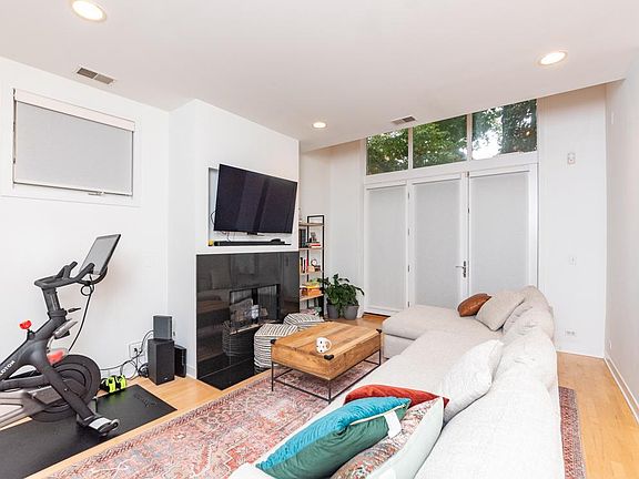 3rd image of 867 N Hermitage Ave #1D