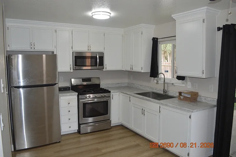 3 bed, 2.0 bath, 1040 sqft, $2,350 — Photo 3