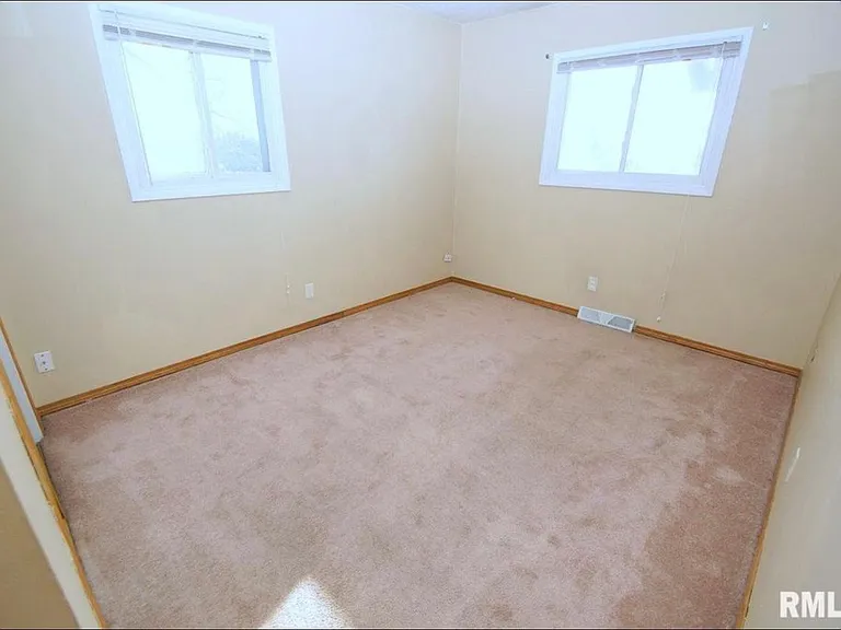 1032 Spruce Hills Dr — Photo 6