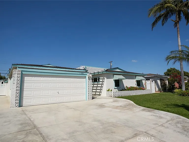 11801 Rexford Rd — Photo 2