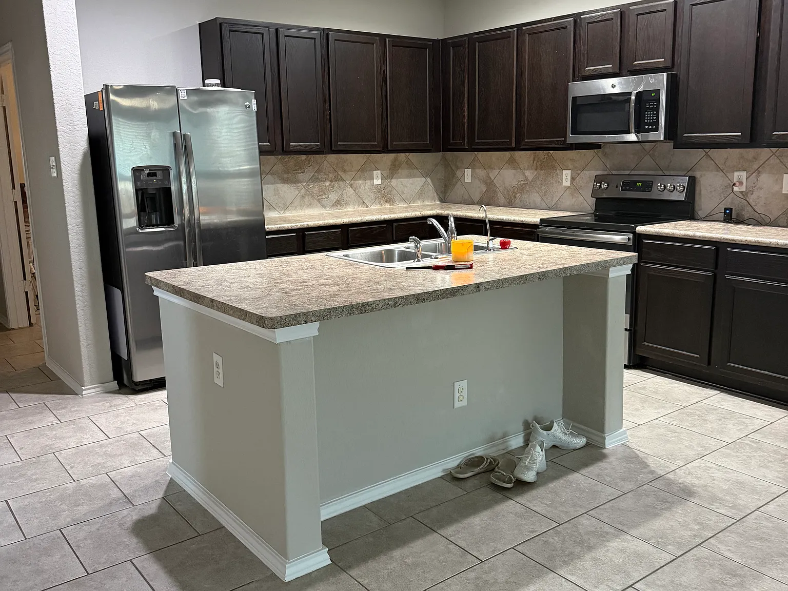 4 bed, 2.5 bath, 2241 sqft, $2,100 — Photo 3