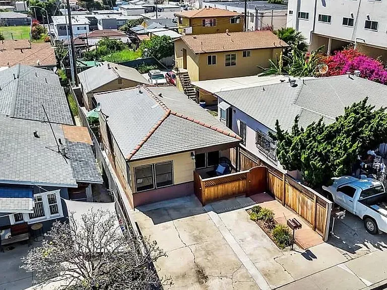 Property is the one in the middle, the cottage is the detached back unit.