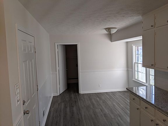 Dining nook off of kitchen. Separate laundry room.
