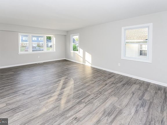 5th image of 38 Medford Ln
