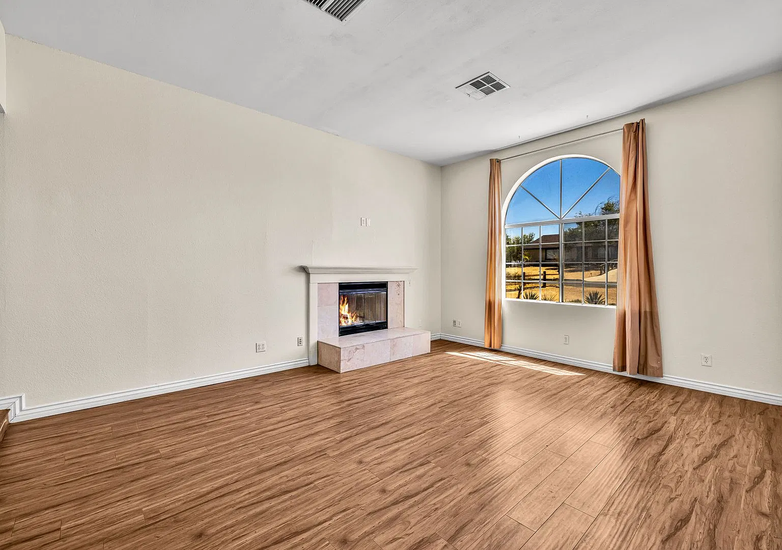 Spacious 3/2 with ALL appliances included! — Photo 4