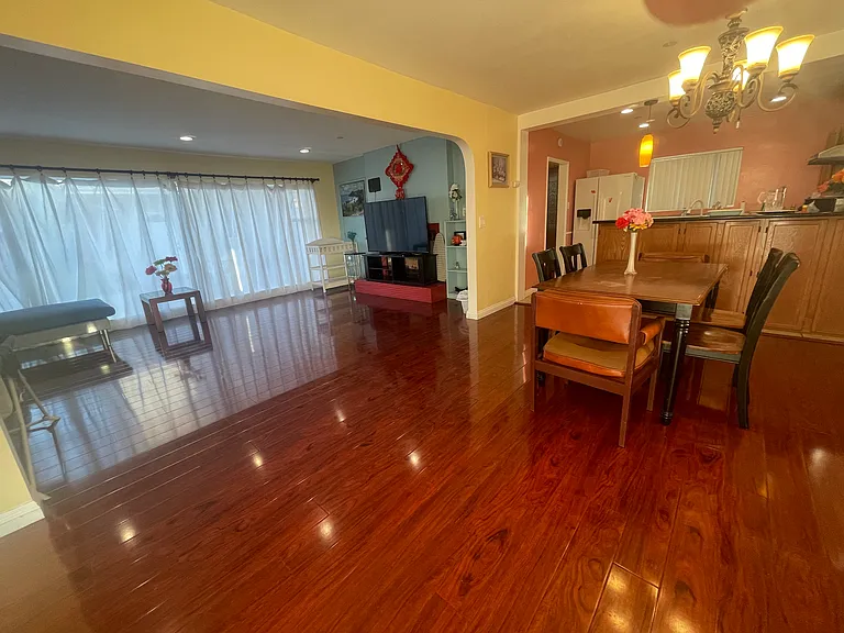 2548 Mayflower Ave #B — Photo 2