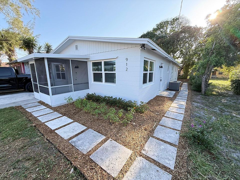 1st image of 912 SE Tarpon Avenue