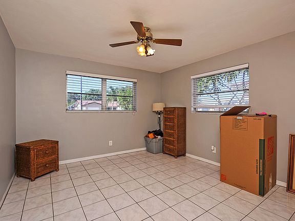 2nd bedroom w/ large closet