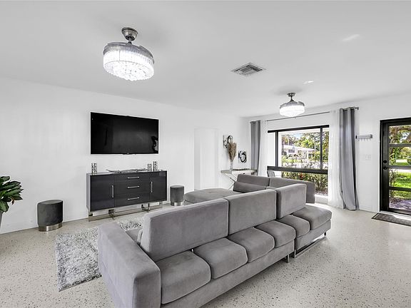 5th image of 732 SE 15th Avenue