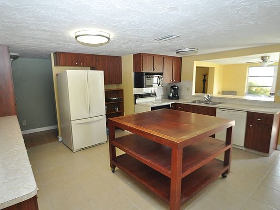 3rd image of 13300 Neptune Dr
