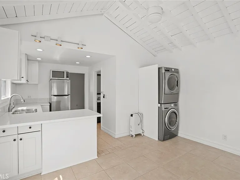286 E 19th St #B — Photo 2