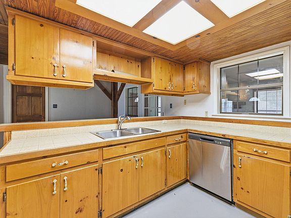 4th image of 109 Glenn Oaks Dr