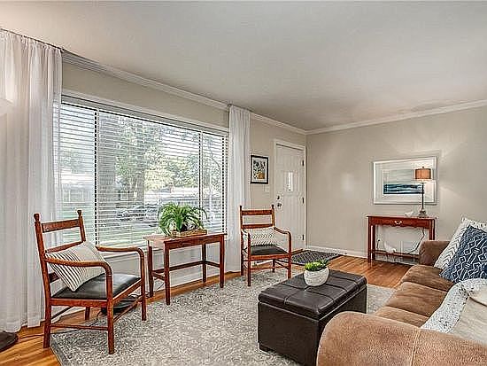 4th image of 2715 W 73rd Ter