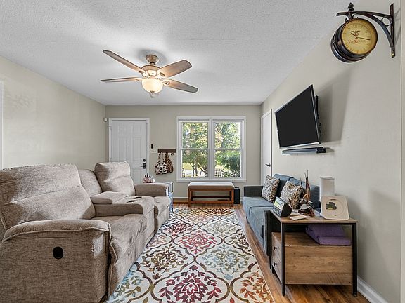 2nd image of 823 Princeton Cir