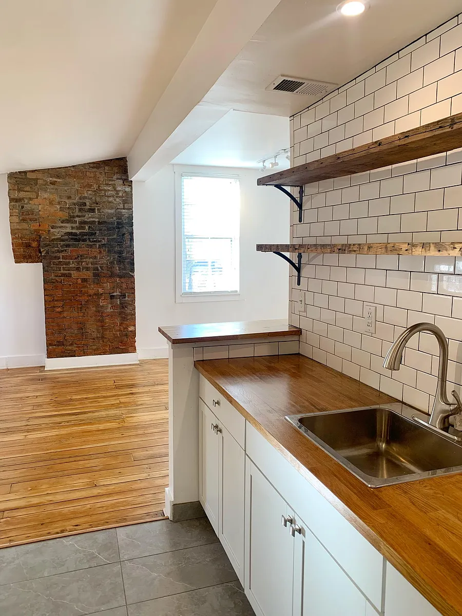 Building Photo - 848 York St #5