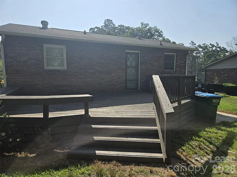 411 Town St — Photo 16