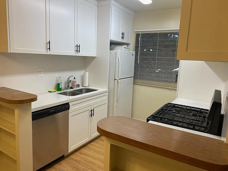 KITCHEN - ANOTHER VIEW