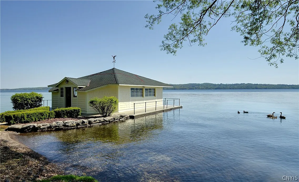 6 bed, 3.5 bath, 5281 sqft, $12,000 — Photo 2