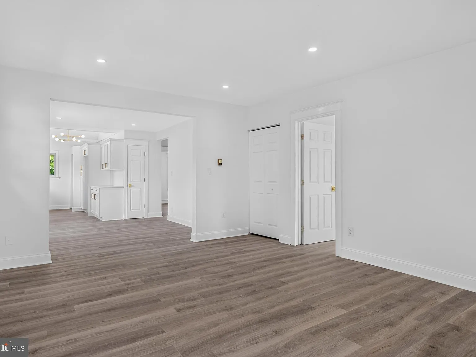 3 bed, 908 sqft, $2,400 — Photo 4