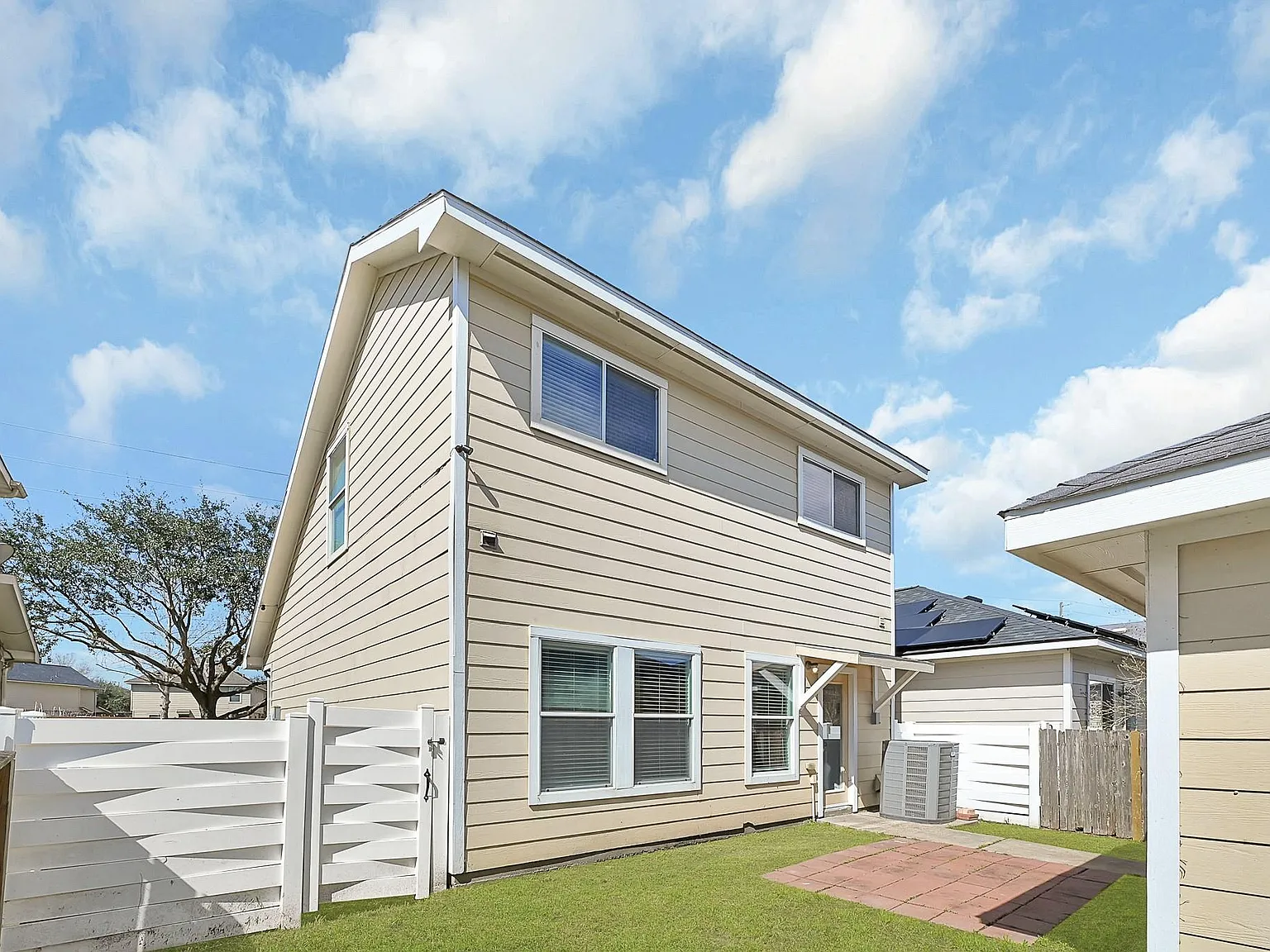 3 bed, 2.5 bath, 1336 sqft, $1,850 — Photo 3