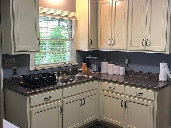 5th image of 22 Parkwood Cir