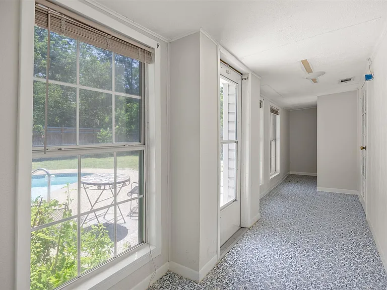 109 S Cedar St — Photo 11
