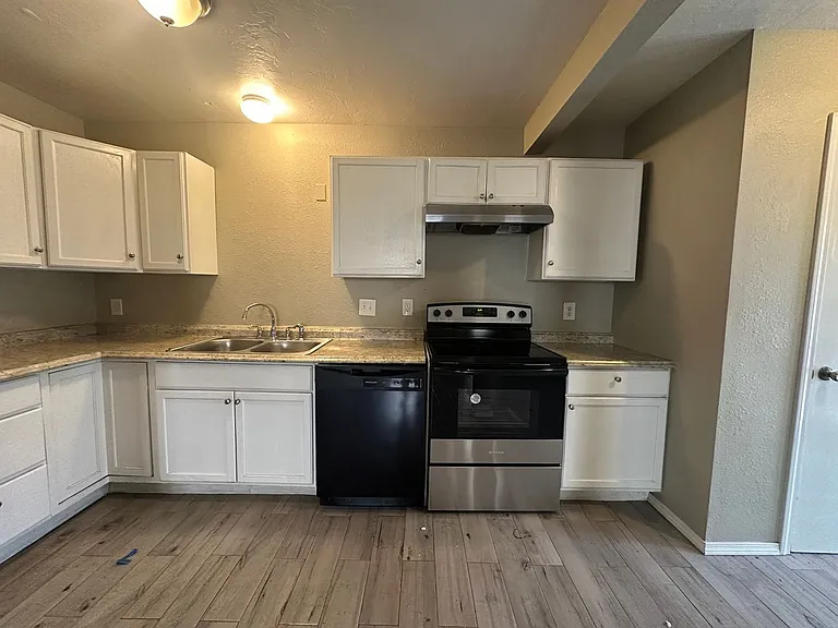 6066 Nw Expy — Photo 8