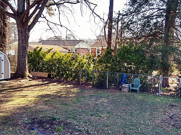 3rd image of 6 Westlawn Dr