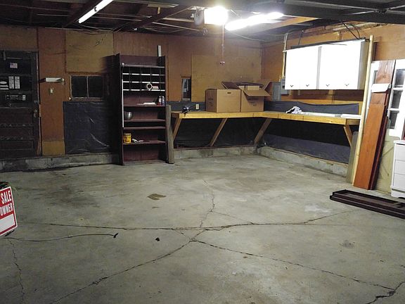 Oversized 2 car garage