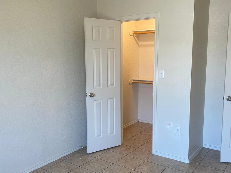 106 Kings Ct #B — Photo 4