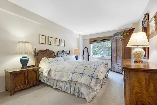 Sold by R New York | media 2