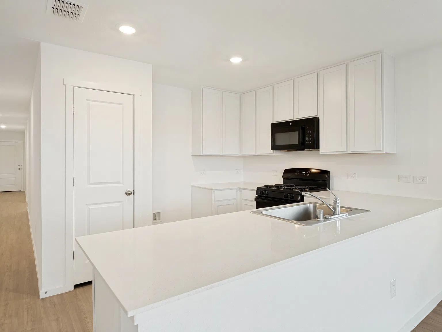 4 bed, 1760 sqft, $1,945 — Photo 3